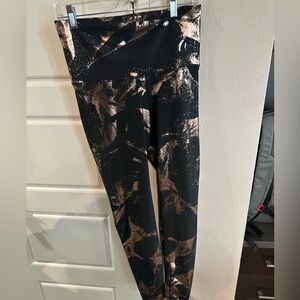 Old Navy athletic wear compression leggings, large. Black and gold.